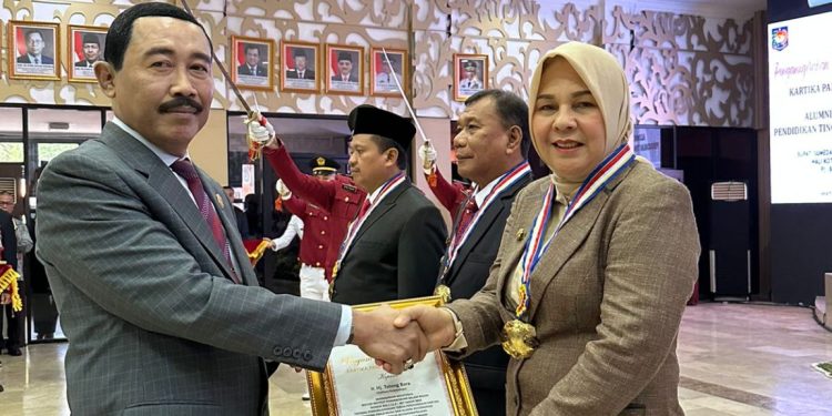 Tatong Bara Terima Tanda Penghargaan Dari IPDN