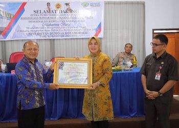 Tatong Bara Terima Penghargaan Tokoh Pengembangan Pendidikan Tinggi di BMR
