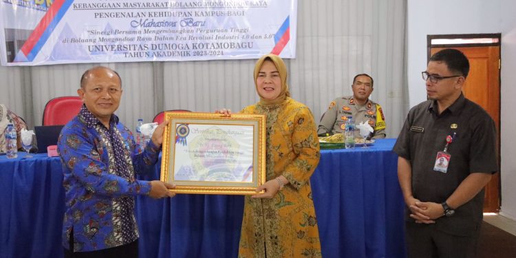 Tatong Bara Terima Penghargaan Tokoh Pengembangan Pendidikan Tinggi di BMR