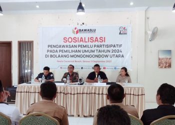 Foto : Saat Ketua Bawaslu Bolmut Abd. Muin Wengkeng, S.Hut, menyampaikan sambutannya pada kegiatan sosialisasi