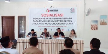 Foto : Saat Ketua Bawaslu Bolmut Abd. Muin Wengkeng, S.Hut, menyampaikan sambutannya pada kegiatan sosialisasi