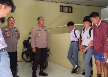 Polres Kotamobagu Beri Pembinaan Kepada Sejumlah Pelajar yang Bolos saat Jam Belajar