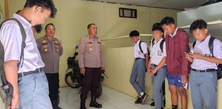 Polres Kotamobagu Beri Pembinaan Kepada Sejumlah Pelajar yang Bolos saat Jam Belajar