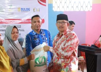 Wali Kota Asripan Nani Serahkan Ribuan Kilo Beras di Kecamatan Kotamobagu Barat