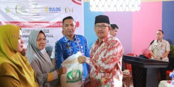 Wali Kota Asripan Nani Serahkan Ribuan Kilo Beras di Kecamatan Kotamobagu Barat