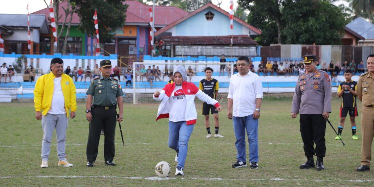 Meiddy dan Herdy Korompt Kompak Hadiri Pembukaan Tirnamen HK Family CUP II