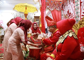 Prosesi Adat Antarkan Wali Kota Asripan Nani Nanik Rumah Dinas