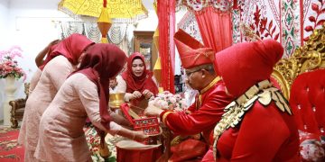 Prosesi Adat Antarkan Wali Kota Asripan Nani Nanik Rumah Dinas