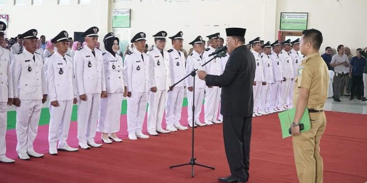 Foto : Bupati Depri Pontoh saat melantik para Sangadi