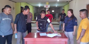 Foto : Tampak Ketua Bawaslu Bolmut, Abdul Muin Wengkeng dan Ketua KPUD Bolmut, Djunaidi Harundja, saat bersama-sama mencermati dokumen logistik pemilu 2024