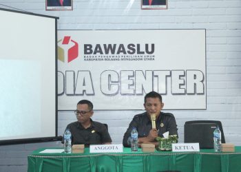 Foto : Ketua Bawaslu Abd. Muin Wengkeng, bersama Anggota Rizki Posangi, SH, saat memimpin jalannya rapat koordinasi