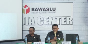 Foto : Ketua Bawaslu Abd. Muin Wengkeng, bersama Anggota Rizki Posangi, SH, saat memimpin jalannya rapat koordinasi