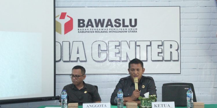 Foto : Ketua Bawaslu Abd. Muin Wengkeng, bersama Anggota Rizki Posangi, SH, saat memimpin jalannya rapat koordinasi