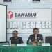 Foto : Ketua Bawaslu Abd. Muin Wengkeng, bersama Anggota Rizki Posangi, SH, saat memimpin jalannya rapat koordinasi