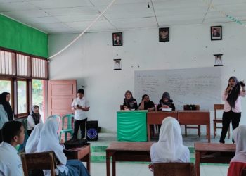 Foto : Anggota PPK Kaidipang, Nolla Mokoginta didamping PPS, saat melakukan sosialisasi