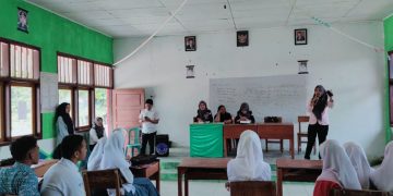 Foto : Anggota PPK Kaidipang, Nolla Mokoginta didamping PPS, saat melakukan sosialisasi