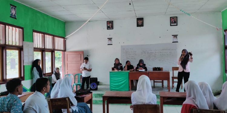 Foto : Anggota PPK Kaidipang, Nolla Mokoginta didamping PPS, saat melakukan sosialisasi