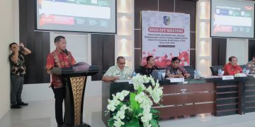 Foto : Sekretaris Daerah, Dr. Jusnan C. Mokoginta, MARS, saat menyampaikan sambutan Pj Bupati pada Kick Off Meeting RPJPD 2025 - 2045