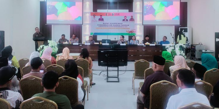 Foto : Tampak Pj Bupati Bolmut, Sirajudin Lasena, saat menyampaikan sambutannya dalam rakor pengendalian harga pangan