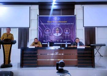 Foto : Staf Ahli Bupati Bolmut, Santoro, S.Pd, saat menyampaikan sambutannya dalam FGD