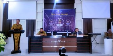 Foto : Staf Ahli Bupati Bolmut, Santoro, S.Pd, saat menyampaikan sambutannya dalam FGD
