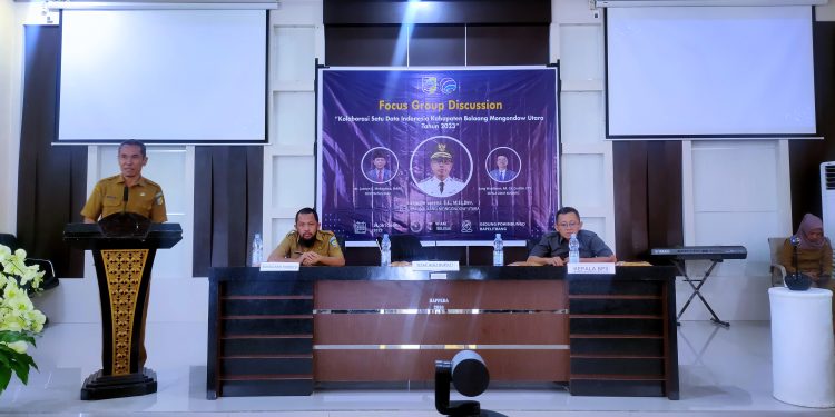 Foto : Staf Ahli Bupati Bolmut, Santoro, S.Pd, saat menyampaikan sambutannya dalam FGD