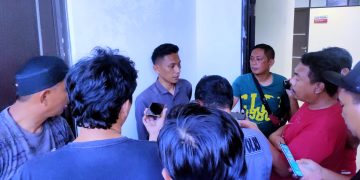 Foto : Wawancara terhadap Brayen Tomelo, salah satu kuasa hukum tersangka pada kasus pembunuhan di Bigo Selatan