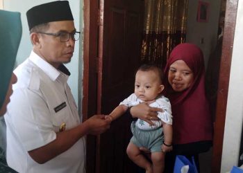 Foto : saat Pj Bupati Bolmut, Sirajudin Lasena mengunjungi rumah salah satu penduduk di Kecamatan Pinogaluman