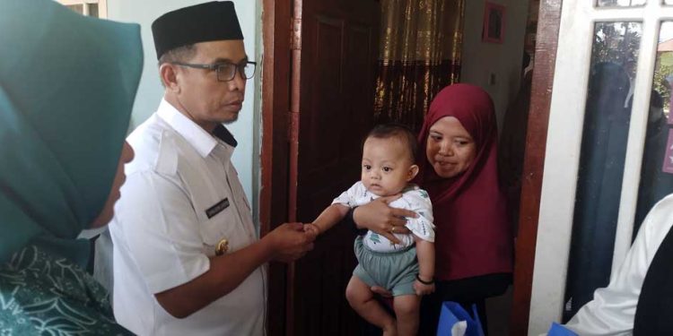 Foto : saat Pj Bupati Bolmut, Sirajudin Lasena mengunjungi rumah salah satu penduduk di Kecamatan Pinogaluman