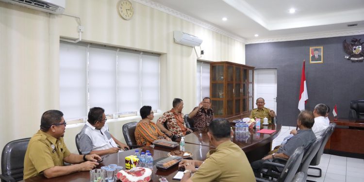 Bahas Hal ini, Asripan Nani Terima Kunjungan Pastor Oktorius Thomas Eky Lalio