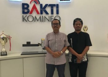 Kadis Kominfo Aang Wardiman (Kanan) saat berkunjung ke BAKTI Kemenkominfo. Jum'at, 20/10/2023. (Foto Staf Kemenkominfo / Redaksi Foto Kominfo Bolmong Utara)