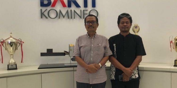 Kadis Kominfo Aang Wardiman (Kanan) saat berkunjung ke BAKTI Kemenkominfo. Jum'at, 20/10/2023. (Foto Staf Kemenkominfo / Redaksi Foto Kominfo Bolmong Utara)