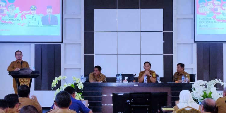 Foto : Pj Bupati Bolmut, Sirajudin Lasena, saat menyampaikan sambutannya pada kegiatan evaluasi dan pengawasan realisasi anggaran.