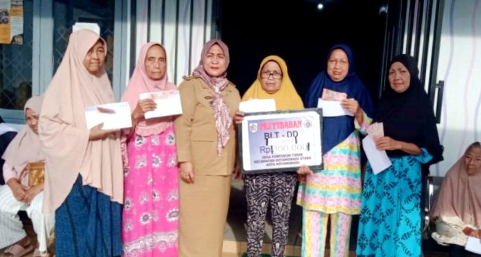 Pemdes Pontodon Timur Kembali Salurkan Program BLT DD bagi 44 KPM