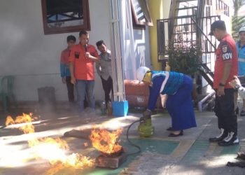 Gendeng PLN UP3 Kotamobagu, Dinas Satpol PP dan Damkar Gelar Simulasi Pencegahan Kebakaran