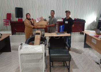 Program Pemberdayaan, Pemdes Pontim Serahkan Bantuan Peralatan Barber Shop
