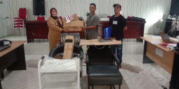 Program Pemberdayaan, Pemdes Pontim Serahkan Bantuan Peralatan Barber Shop