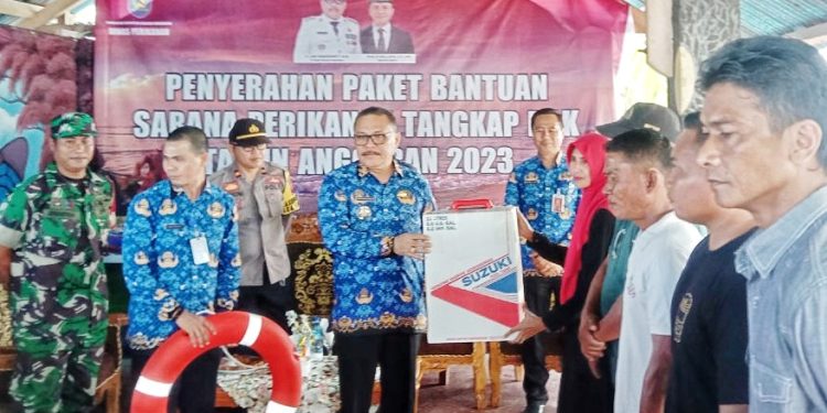 Pemkab Bolmong Serahkan Alat Tangkap Ikan Kepada Nelayan
