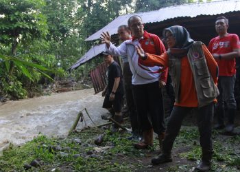 Dipimpin Pj Wali Kota, Tim Terpadu Pemkot Tinjau Lokasi Banjir di Kelurahan Gogagoman