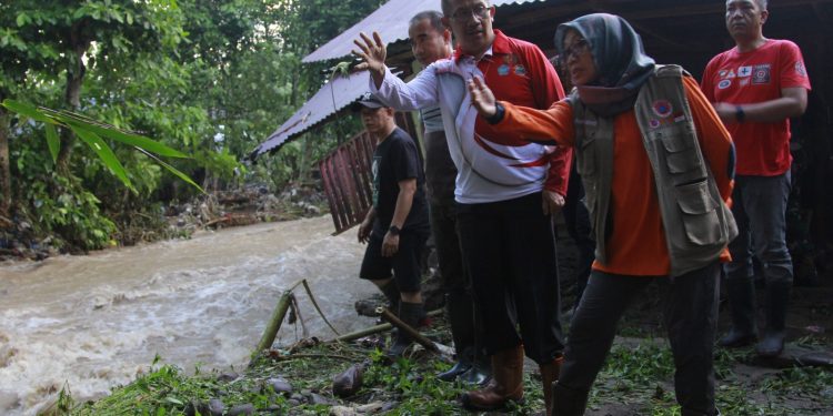 Dipimpin Pj Wali Kota, Tim Terpadu Pemkot Tinjau Lokasi Banjir di Kelurahan Gogagoman
