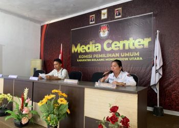 Foto : Ketua KPUD Bolmut, Zamaludin Djuka, bersama Ketua Divisi Perencanaan, Data dan Informasi Mernie Linda Wungkana saat memimpin jalannya rapat koordinasi