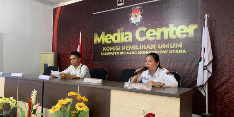 Foto : Ketua KPUD Bolmut, Zamaludin Djuka, bersama Ketua Divisi Perencanaan, Data dan Informasi Mernie Linda Wungkana saat memimpin jalannya rapat koordinasi