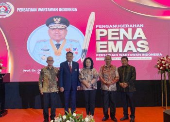 Asripan Nani Hadiri Penganugerahan Pena Emas Kepada Gubernur Sulut