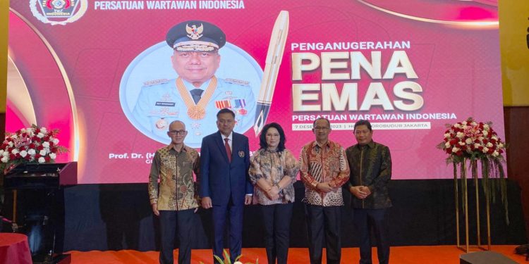 Asripan Nani Hadiri Penganugerahan Pena Emas Kepada Gubernur Sulut