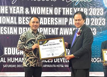 Hebat! Dirut RSUD Kotamobagu Fernando Mongkau Dianugerahi Man of The Year 2023