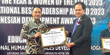 Hebat! Dirut RSUD Kotamobagu Fernando Mongkau Dianugerahi Man of The Year 2023