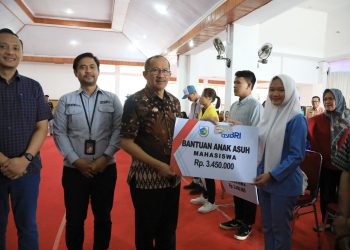 Pj Wali Kota Asripan Nani Serahkan Bantuan Anak Asuh Pemkot Kotamobagu