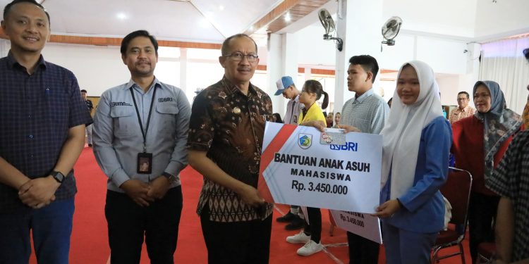 Pj Wali Kota Asripan Nani Serahkan Bantuan Anak Asuh Pemkot Kotamobagu