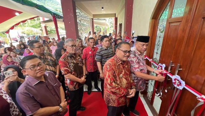 Gubernur Olly Didampingi Bupati Limi Resmikan Islamic Center dan Perpustakaan Daerah