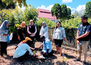 Foto : Penanaman pohon oleh KPPS di Desa Boroko